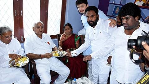 ಬಿಜೆಪಿ ದಲಿತ ಕಾರ್ಯಕರ್ತನ ಮನೆಯಲ್ಲಿ ಬಿಎಸ್ ವೈ ಉಪಹಾರ ಸೇವನೆ