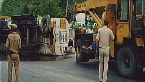 ದೆಹಲಿ: ಮಗುಚಿ ಬಿದ್ದ ಪೆಟ್ರೋಲ್ ಟ್ಯಾಂಕರ್