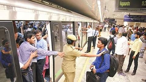 ಕೆಂಪೇಗೌಡ ಮೆಟ್ರೊ ನಿಲ್ದಾಣದಲ್ಲಿ ಅಪಾರ ಜನದಟ್ಟಣೆಯನ್ನು ನಿಯಂತ್ರಿಸಲು ಹರಸಾಹಸ ಪಡುತ್ತಿರುವ ಭದ್ರತಾ ಸಿಬ್ಬಂದಿ