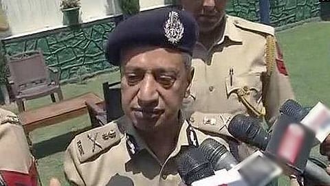 ಪತ್ರಕರ್ತರೊಂದಿಗೆ ಮಾತನಾಡುತ್ತಿರುವ ಜಮ್ಮು ಮತ್ತು ಕಾಶ್ಮೀರದ ಡಿಜಿ ಎಸ್.ಪಿ. ವೈದ್
