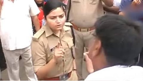 ನಿಯಮ ಪಾಲಿಸದ ಬಿಜೆಪಿ ಮುಖಂಡನನ್ನು ತರಾಟೆಗೆ ತೆಗೆದುಕೊಂಡ ಯುಪಿ ಲೇಡಿ ಸಿಂಗಂ