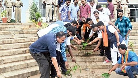 ಗೋಮೂತ್ರ ಸಿಂಪಡಿಸುತ್ತಿರುವ ಬಿಜೆಪಿ ಕಾರ್ಯಕರ್ತರು