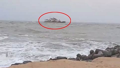 ಅಪಾಯಕ್ಕೆ ಸಿಲುಕಿರುವ ಬಾರ್ಜ್