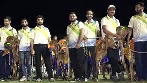 ಹಸುವಿನೊಂದಿಗೆ ವಿಜೇತ ತಂಡ