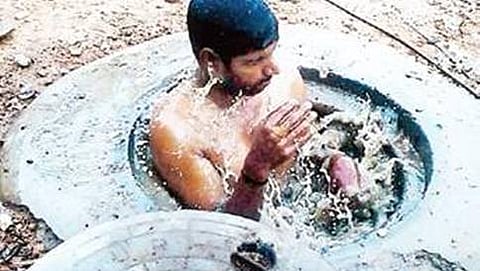 ಮ್ಯಾನ್ ಹೋಲ್ ಸ್ವಚ್ಛಗೊಳಿಸುತ್ತಿರುವ ಪೌರ ಕಾರ್ಮಿಕ ಗಣೇಶ್