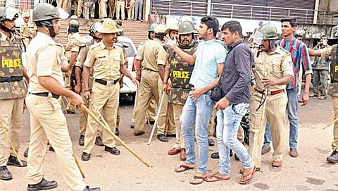 ಮಂಗಳೂರು ಸಮೀಪ ಕೈಕಂಬದಲ್ಲಿ ಗಲಭೆ ಎಬ್ಬಿಸಲು ಪ್ರಯತ್ನಿಸಿದ ಗುಂಪನ್ನು ನಿಯಂತ್ರಿಸಲು ಪೊಲೀಸರು ಲಾಠಿ ಪ್ರಹಾರ ನಡೆಸಿದರು.