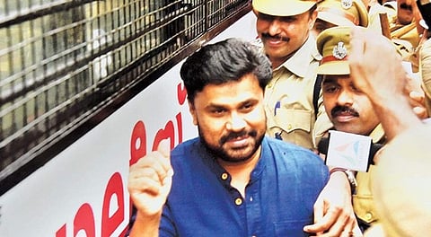 ಬಹುಭಾಷಾ ನಟಿಯ ಕಿಡ್ನಾಪ್ ಮತ್ತು ಲೈಂಗಿಕ ಪ್ರಕರಣದಲ್ಲಿ ಕೈಜೋಡಿಸಿದ್ದಾರೆ ಎಂಬ ಹಿನ್ನೆಲೆಯಲ್ಲಿ ಮಲಯಾಳಂ ನಟ ದಿಲೀಪ್ ಅವರನ್ನು ಜು.10 ರಂದು ಪೊಲೀಸರು ಬಂಧಿಸಿದ್ದರು.