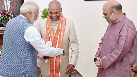 ಗೆಲುವು ಸಾಧಿಸಿದ ನಂತರ ರಾಮನಾಥ್ ಕೋವಿಂದ್ ಅವರನ್ನು ಅಭಿನಂದಿಸುತ್ತಿರುವ ಪ್ರಧಾನಿ ಮೋದಿ, ಅಮಿತ್ ಶಾ