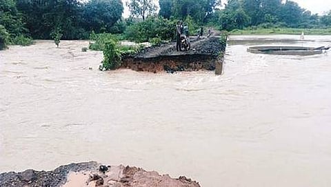 ಭಾರೀ ಮಳೆಯಿಂದಾಗಿ ಬೆಳಗಾವಿಯಲ್ಲಿ ಕೊಚ್ಚಿಹೋದ ರಸ್ತೆ