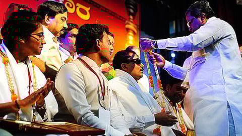 ಯುಪಿಎಸ್ ಸಿ ಸಾಧಕರನ್ನು ಸನ್ಮಾನಿಸಿದ ಮುಖ್ಯಮಂತ್ರಿ ಸಿದ್ದರಾಮಯ್ಯ
