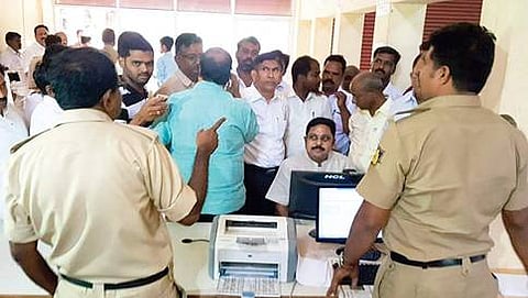 ಬೆಂಬಲಿಗರೊಂದಿಗೆ ಆಗಮಿಸಿದ್ದ ಟಿಟಿವಿ ದಿನಕರನ್