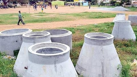 ಸರ್ಕಾರಿ ಶಾಲೆಯಲ್ಲಿ ನಿರ್ಮಾಣದ ಅವಶೇಷಗಳು