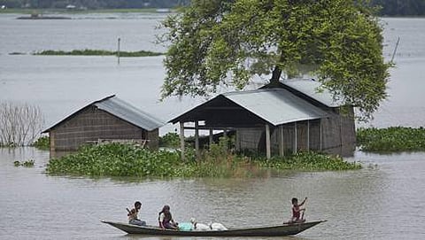 ಬುರ್ಗಾಂವ್ ನಲ್ಲಿ ದೋಣಿಯಲ್ಲಿ ಸಾಗುತ್ತಿರುವ ಕುಟುಂಬಸ್ಥರು