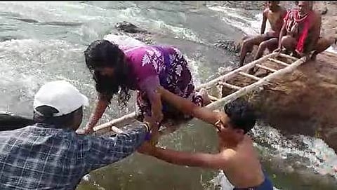 ಪ್ರವಾಸಿಗರನ್ನು ರಕ್ಷಿಸುತ್ತಿರುವ ಗ್ರಾಮಸ್ಥರು