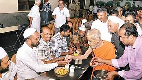 ಪೇಜಾವರ ಶ್ರೀಗಳು ಆಯೋಜಿಸಿದ್ದ ಇಫ್ತಾರ್ ಕೂಟ (ಸಂಗ್ರಹ ಚಿತ್ರ)