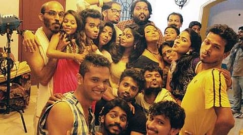 ಒಂದು ಮೊಟ್ಟೆಯ ಕಥೆ ಸೆಟ್ ನಲ್ಲಿನ ಒಂದು ಫೋಟೋ