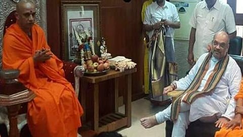 ನಿರ್ಮಾಲನಂದ ಶ್ರೀಗಳ ಮುಂದೆ ಕಾಲ ಮೇಲೆ ಕಾಲು ಹಾಕಿ ಕುಳಿತಿರುವ ಅಮಿತ್ ಶಾ