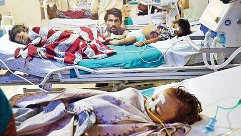 ಆಸ್ಪತ್ರೆಯಲ್ಲಿ ಚಿಕಿತ್ಸೆ ಪಡೆಯುತ್ತಿರುವ ಮಕ್ಕಳು