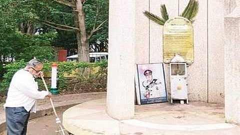 ಧಾರವಾಡದಲ್ಲಿ ಕಾರ್ಗಿಲ್ ಸ್ತೂಪವನ್ನು ಸ್ವಚ್ಛಗೊಳಿಸುತ್ತಿರುವ ಚಂದ್ರಶೇಖರ್ ಎಸ್ ಅಮಿನ್ ಗಡ