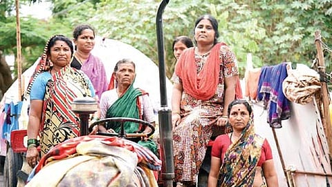 ಟ್ರಾಕ್ಟರ್ ನಲ್ಲೇ ಆಶ್ರಯ ಪಡೆದಿರುವ ನಿವಾಸಿಗಳು
