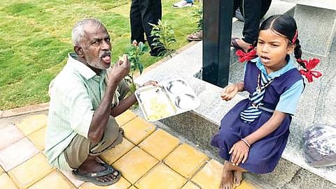 ವಯಸ್ಕರೊಬ್ಬರು ತಮ್ಮ ಮೊಮ್ಮಗಳ ಜೊತೆ ಬೆಳಗಿನ ಉಪಹಾರ ಸೇವಿಸುತ್ತಿರುವುದು