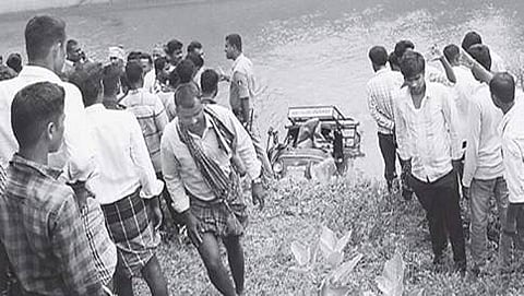 ಕಾಲುವೆಗೆ ಉರುಳಿ ಬಿದ್ದ ಆಟೋ