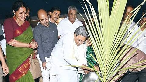 ಶಾಲೆಯ ಆವರಣದಲ್ಲಿ ಗಿಡ ನೆಡುತ್ತಿರುವ ಸಿಎಂ