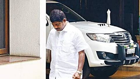 ಸಹೋದರ ಡಿಕೆಶಿ ಮನೆಯಿಂದ ತೆರಳುತ್ತಿರುವ ಸಂಸದ ಡಿ.ಕೆ ಸುರೇಶ್