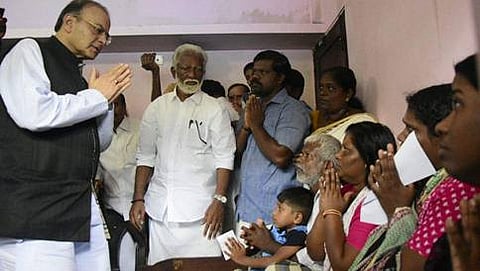 ಕೇರಳ ರಾಜಕೀಯ ಹಿಂಸಾಚಾರ: ಹತ್ಯೆಯಾದ ಆರ್'ಎಸ್ಎಸ್ ಕಾರ್ಯಕರ್ತನ ಮನೆಗೆ ಜೇಟ್ಲಿ ಭೇಟಿ
