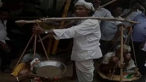 ಪೋಷಕರನ್ನು ಹೆಗಲ ಮೇಲೆ ಹೊತ್ತು ತಿರುಗುತ್ತಿರುವ ಕಾರ್ತಿಕ್