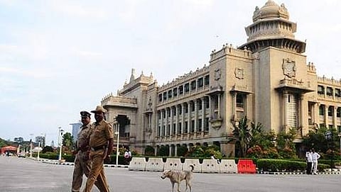 ಬಾಂಬ್ ಬೆದರಿಕೆ ಕರೆ ಬಂದ ಹಿನ್ನಲೆಯಲ್ಲಿ ವಿಧಾನಸೌಧದ ಆವರಣದಲ್ಲಿ ಪರಿಶೀಲನೆ ನಡೆಸುತ್ತಿರುವ ಅಧಿಕಾರಿಗಳು