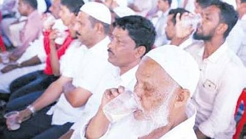 ಪಾಯಸ ಸವಿಯುತ್ತಿರುವ ಅತಿಥಿಗಳು