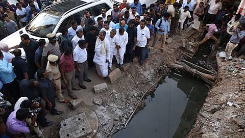 ಪೈ ಲೇ ಔಟ್ ನಲ್ಲಿ ಚರಂಡಿಯನ್ನು ಪರಿಶೀಲಿಸಿದ ಮುಖ್ಯಮಂತ್ರಿ ಸಿದ್ದರಾಮಯ್ಯ