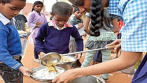 ಬಿಸಿಯೂಟ ಸೇವಿಸುತ್ತಿರುವ ವಿದ್ಯಾರ್ಥಿಗಳು