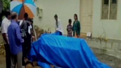 ಮಗನ ಶವದೊಂದಿಗೆ ಮಳೆಯಲ್ಲಿ ರಸ್ತೆಯಲ್ಲೇ ರಾತ್ರಿಯೆಲ್ಲಾ ಕಾದ ತಾಯಿ