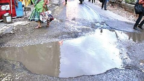 ಮೂವಿಲ್ಯಾಂಡ್ ಥಿಯೇಟರ್ ಎದುರಿನ ರಸ್ತೆಯ ಗುಂಡಿ