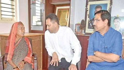 ಹುತಾತ್ಮ ಯೋಧ ಹನುಮಂತಪ್ಪ ತಾಯಿ ಜೊತೆ ಅನಂತ್ ಕುಮಾರ್ ಹೆಗೆಡೆ, ಜೋಶಿ ಚರ್ಚೆ