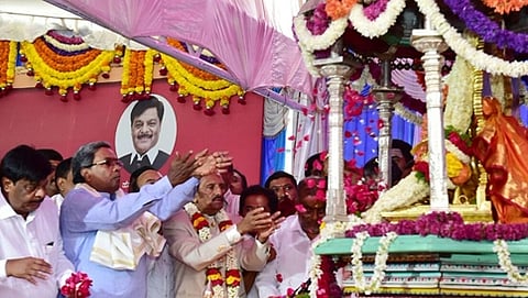 ನಿತ್ಯೋತ್ಸವ ಕವಿ, ಕೆಎಸ್ ನಿಸಾರ್ ಅಹಮದ್ ಅವರು ಶ್ರೀ ಚಾಮುಂಡೇಶ್ವರಿ ದೇವಿಗೆ ಪೂಜೆ ಸಲ್ಲಿಸಿ ದಸರಾಗೆ ಚಾಲನೆ ನೀಡಿದರು.