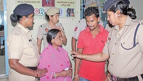 ಪೋಲೀಸ್ ರಕ್ಷಣೆಯಲ್ಲಿ ಪೋಷಕರನ್ನು ಸೇರಿದ ಬಾಲಕಿ