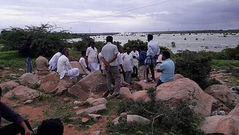 ರಕ್ಷಣಾ ಕಾರ್ಯ ವೀಕ್ಷಿಸುತ್ತಿರುವ ಸ್ಥಳೀಯರು