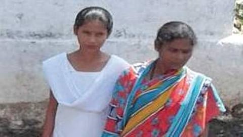 ತನ್ನ ತಾಯಿಯೊಂದಿಗೆ ಪೂಜಾ
