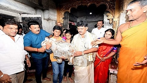 ಡಿಕೆಶಿ ಇಂದ ಚಾಮುಂಡೇಶ್ವರಿಗೆ ರಡು ಬೆಳ್ಳಿ ಆನೆ ಸಮರ್ಪಣೆ