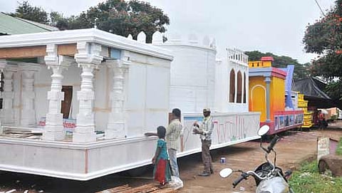 ಮೆರವಣಿಗೆಗೆ ಸಿದ್ಧವಾಗುತ್ತಿರು ಸ್ಥಬ್ಧಚಿತ್ರಗಳು