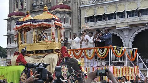 ಜಂಬೂ ಸವಾರಿಗೆ ಚಾಲನೆ ನೀಡುತ್ತಿರುವ ಸಿಎಂ ಸಿದ್ದರಾಮಯ್ಯ