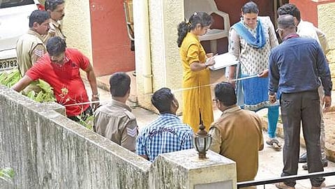 ಗೌರಿ ಲಂಕೇಶ್ ನಿವಾಸದಲ್ಲಿ ಮಾಹಿತಿ  ಸಂಗ್ರಹಿಸುತ್ತಿರುವ ಎಫ್ ಎಸ್ ಎಲ್ ಅಧಿಕಾರಿಗಳು