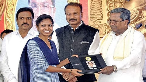 ಮುಖ್ಯಮಂತ್ರಿ ಸಿದ್ದರಾಮಯ್ಯ ಬುಧವಾರ ಚಾಮರಾಜನಗರ ತಾಲೂಕಿನ ನಾಗಾವಲಿಯಲ್ಲಿ ವಿದ್ಯಾರ್ಥಿಗಳಿಗೆ ಲ್ಯಾಪ್ ಟಾಪ್ ವಿತರಿಸಿದರು