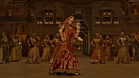 ಅಹ್ಮದಾಬಾದ್: ಪ್ರಧಾನಿ ನರೇಂದ್ರ ಮೋದಿ, ಇಸ್ರೇಲ್ ಪ್ರಧಾನಿ ನೇತನ್ಯಾಹುಗೆ ಪದ್ಮಾವತಿ ಚಿತ್ರದ ಘೂಮರ್ ಹಾಡಿನ ಸ್ವಾಗತ!