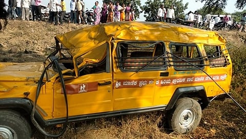 ಅಪಘಾತಕ್ಕೀಡಾದ ಶಾಲಾ ವಾಹನ