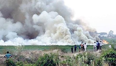 ಬೆಳ್ಳಂದರೂ ಕೆರೆಯಲ್ಲಿ ದಟ್ಟ ಹೊಗೆ ಹಾಗೂ ಬೆಂಕಿ (ಸಂಗ್ರಹ ಚಿತ್ರ)