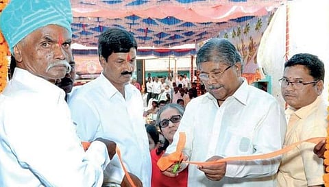ಗೋಕಾಕ್ ತಾಲೂಕಿನ ತವಗ ಗ್ರಾಮದ ದೇವಾಲಯ ಉದ್ಘಾಟನೆ ಮಾಡುತ್ತಿರುವ ಮಹಾರಾಷ್ಟ್ರ ಸಚಿವ ಚಂದ್ರಕಾಂತ್ ಪಾಟೀಲ್